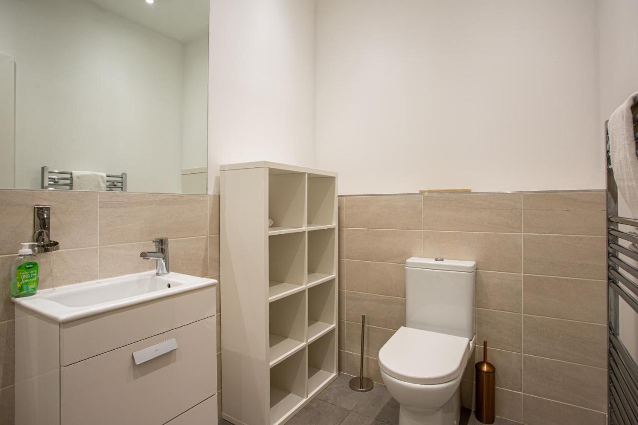 Modern Luxury Apartment, Sleeps 6, Best Location Белфаст Екстериор снимка