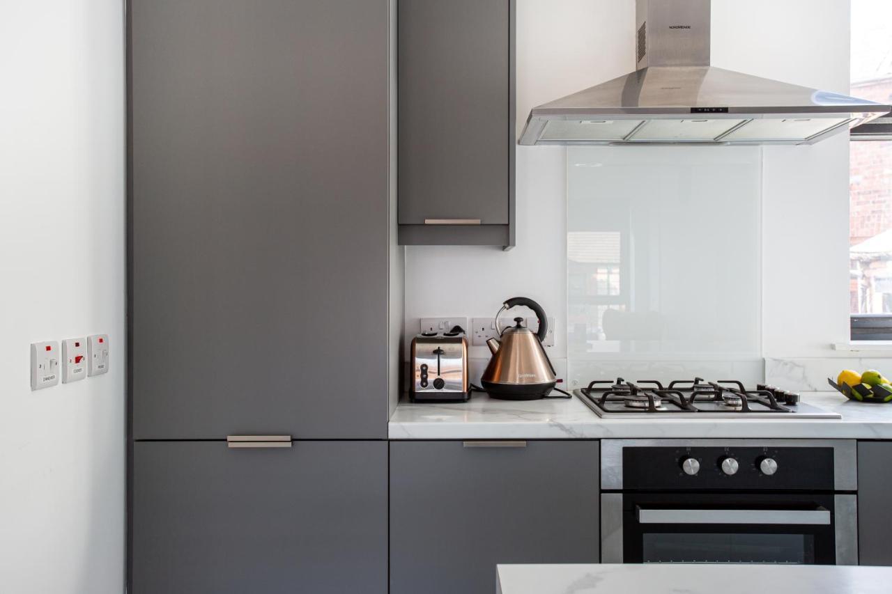 Modern Luxury Apartment, Sleeps 6, Best Location Белфаст Екстериор снимка