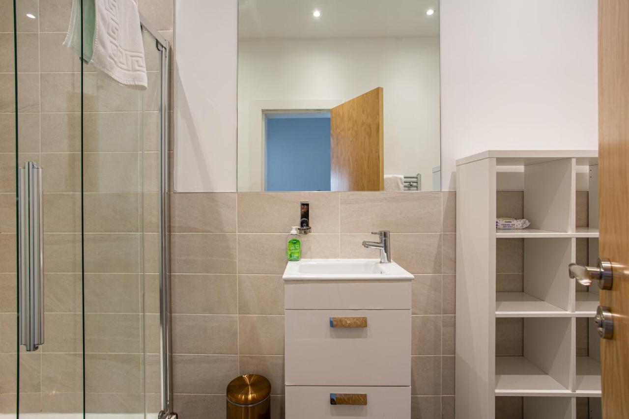 Modern Luxury Apartment, Sleeps 6, Best Location Белфаст Екстериор снимка