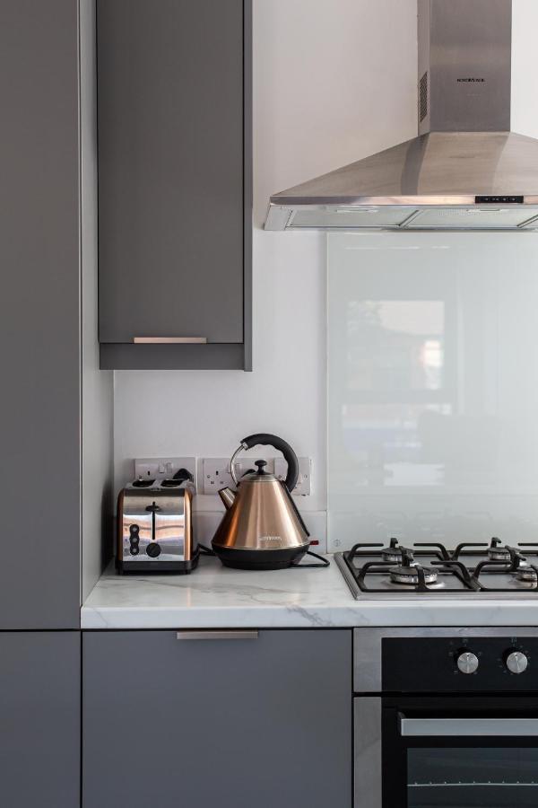 Modern Luxury Apartment, Sleeps 6, Best Location Белфаст Екстериор снимка
